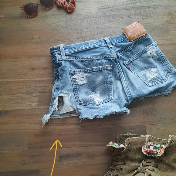 High Waisted Levi Deniem Shorts - Picture 5 of 6